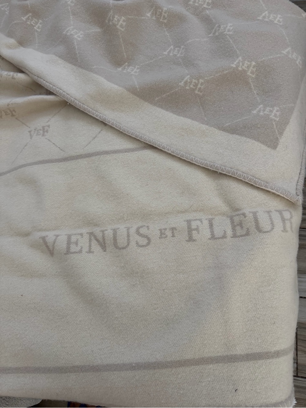 Rare Venus Et Fleur Cream Throw Blanket